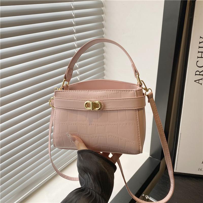 

New high-end textured shoulder bag niche design messenger bag temperament versatile handbag fashionable commuter shoulder bag розовый