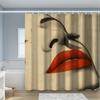 Moderner Duschvorhang im nordischen Stil - Kräftiger roter Lippen-Kunstdruck, Hintergrund mit Holzmaserung, Polyester, Waschbar, Inklusive Haken