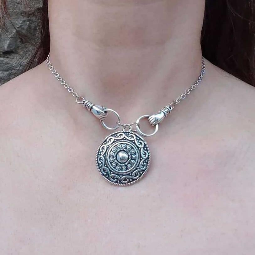 

Viking Celtic Hand-held Round Filigree Shield Choker Retro Silver Color Pendant Necklace for Men Women Norse Pagan Goth Jewelry