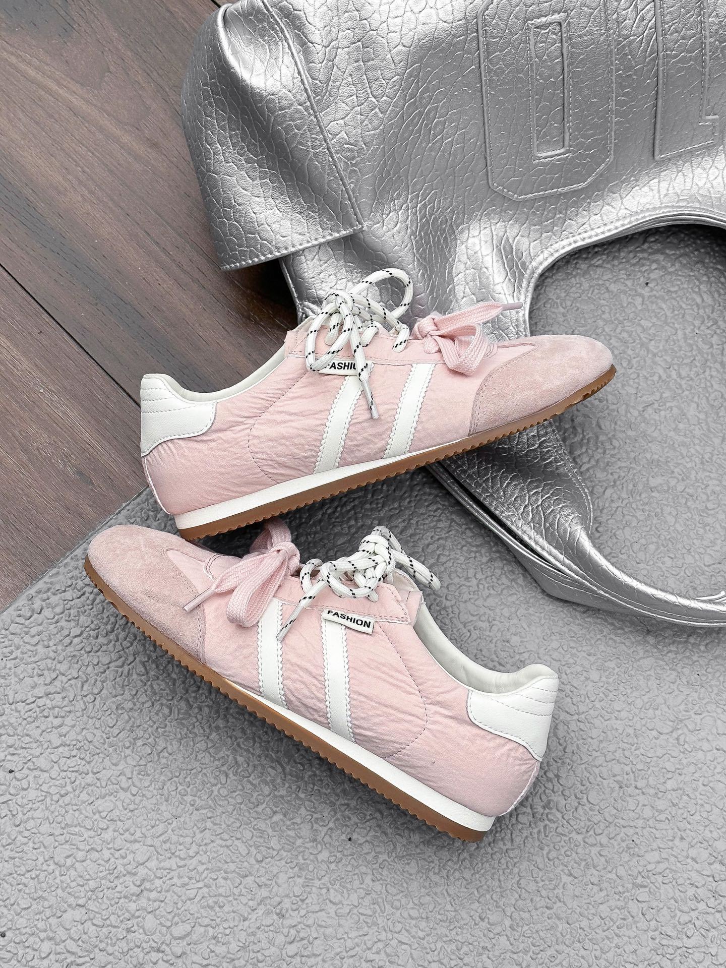 

Кожаные немецкие тренировочные туфли женские 2025 весна новые на плоской подошве повседневные кеды спортивная обувь универсальные мягкая подошва удобные маленькие белые туфли 39 розовый