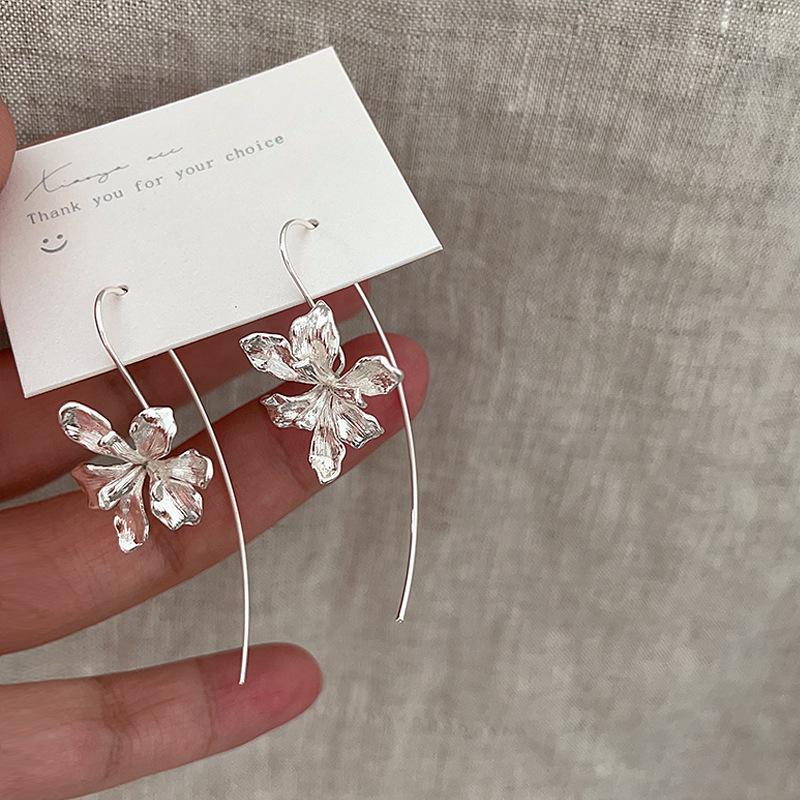 Iris Flower Retro Court Metal Earrings – Elegant, Versatile Women's Ear Jewelry