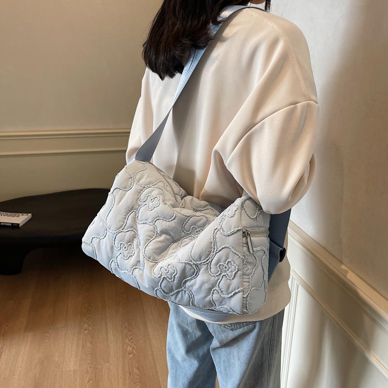 Cloth bag women's large capacity 2025 new autumn and winter versatile casual shoulder messenger bag commuter pillow bag
