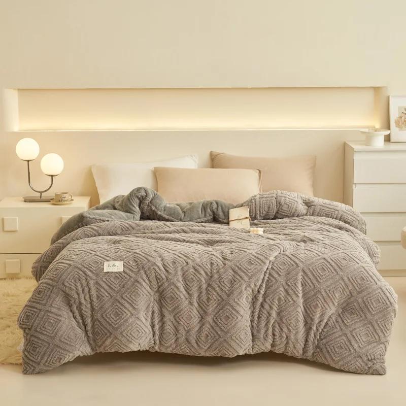 

Новый флис-скин для башни 2025 года сохраняет температуру, обеспечивает тепло и комфорт, а наполнитель одеяла не линяет зимой. 150x200cm 2.5kg