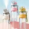 750ml Sommer Sprühwasserbecher, Outdoor Große Kapazität Tragbarer Wasserbecher mit Seil, Outdoor Sport Sprüh-Kunststoff-Wasserflasche