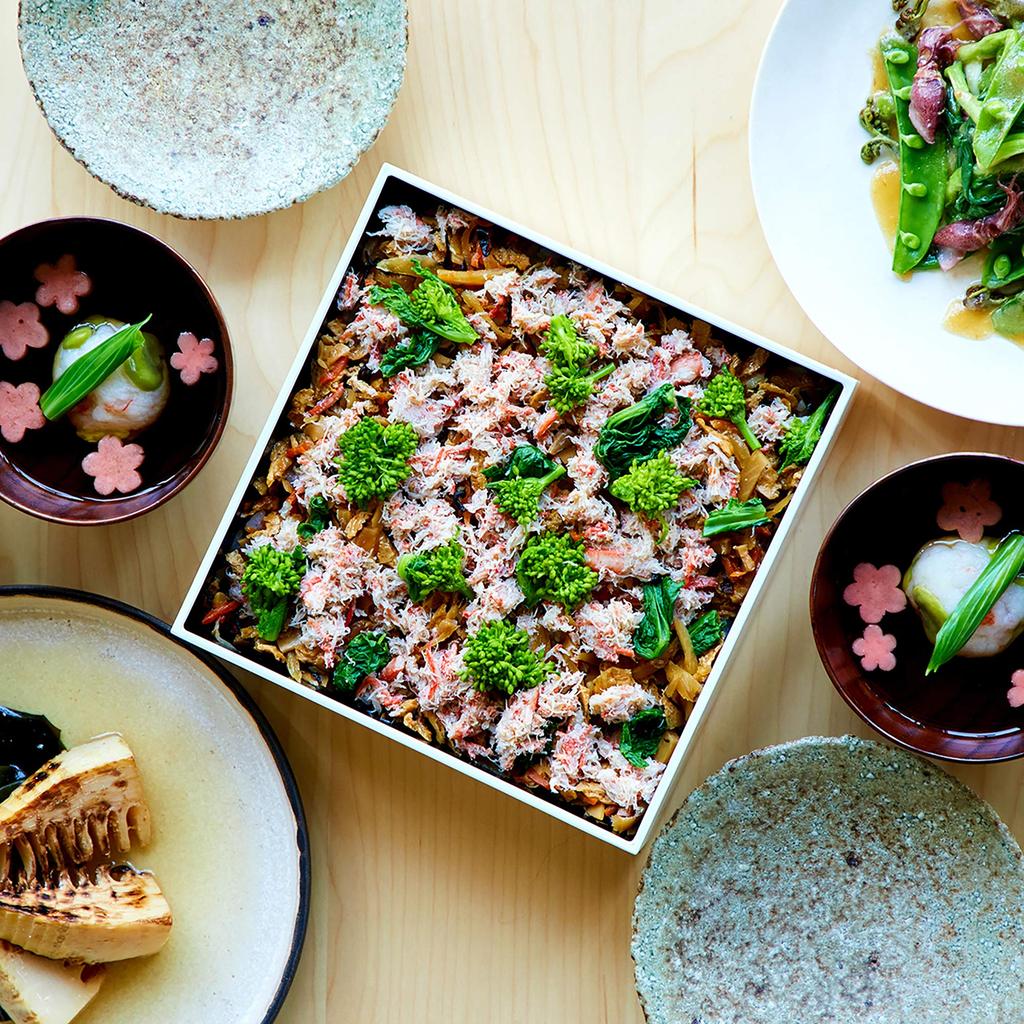 DEAN & DELUCA Three-Tiered Lunch Box, Large, White, with Dividers, Serves 4-5 People, Large Capacity, Perfect for Picnics and Outdoor Activities