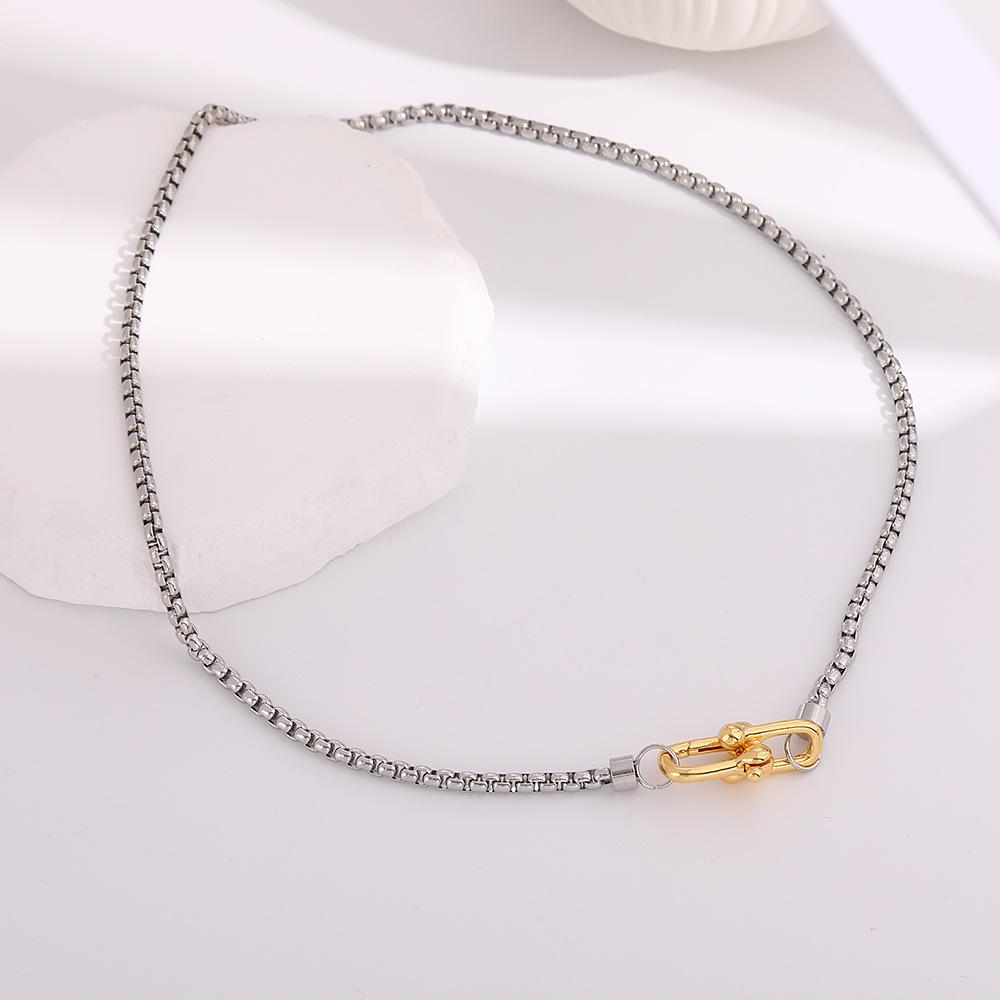 European & American Fashion Two-Tone 18K Gold-Plated Stainless Steel Necklace with Horseshoe Buckle Pendant