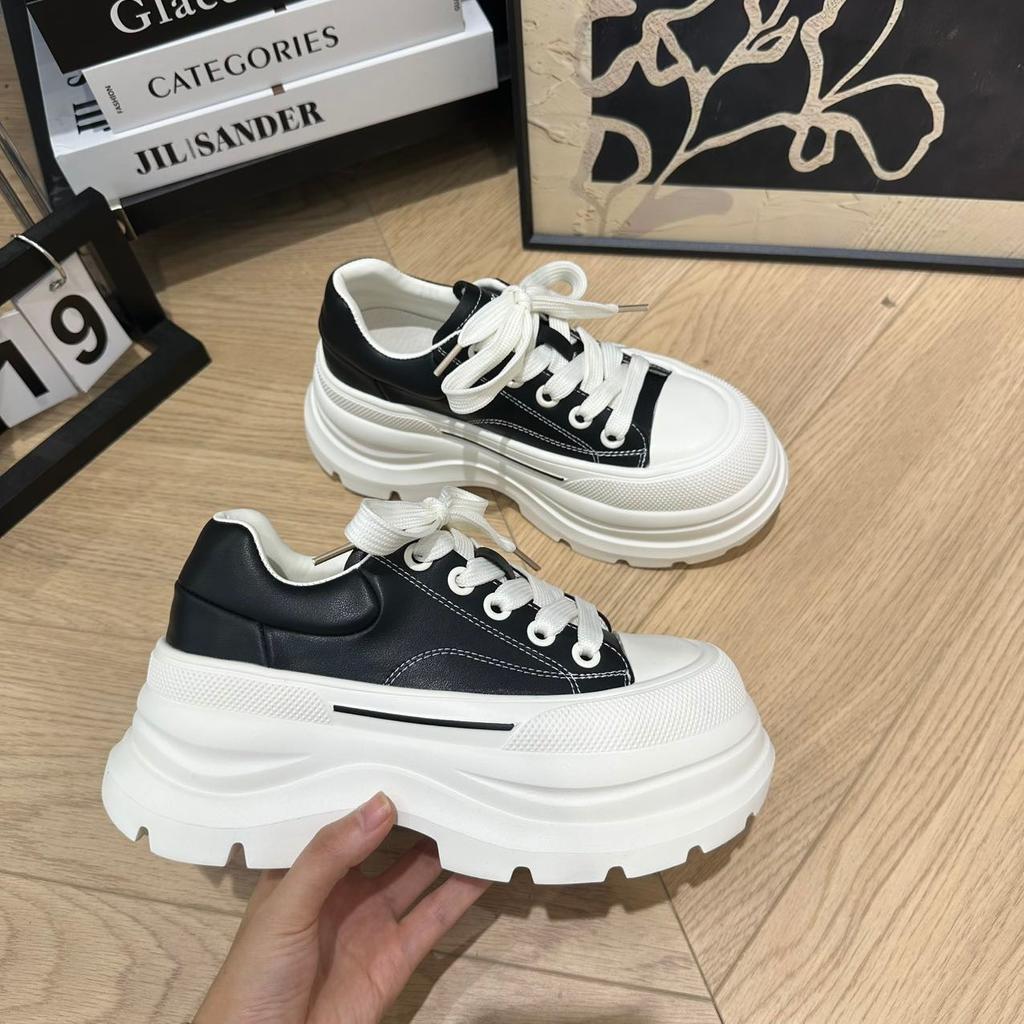 Star with the Same Thick-soled White Shoes, Women's 2025 New Autumn Leather Shoes, Versatile Casual Black and White Heightening Board Shoes