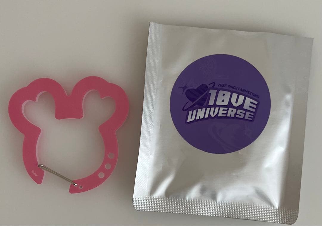 

[USED] TWICE Momo Korean Pop-Up Carabiner
