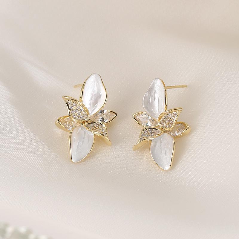 

Изысканные серьги-пусеты Французские цветы 2024 года для женщин: Высококачественное серебро S925, легкая роскошь, идеально подходит для весны/лета. лист/белый