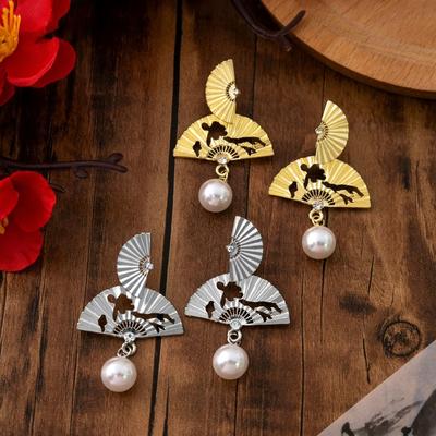 Brincos de argola dourados com pérolas e design vazado, alto temperamento, design de nicho, brincos da moda