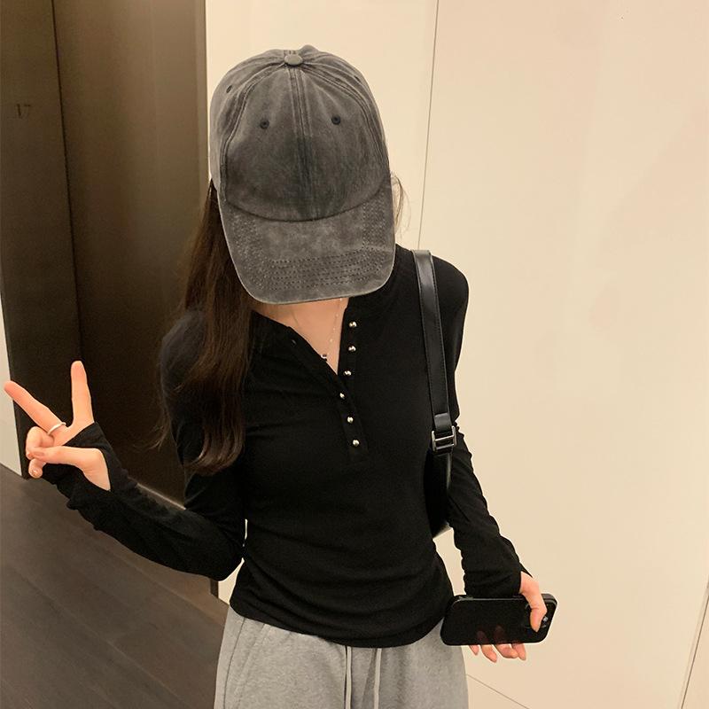 T-shirt con cappuccio a maniche lunghe dal design multistrato in stile coreano per donna in autunno e inverno, nuovo modello aderente e versatile da indossare sotto