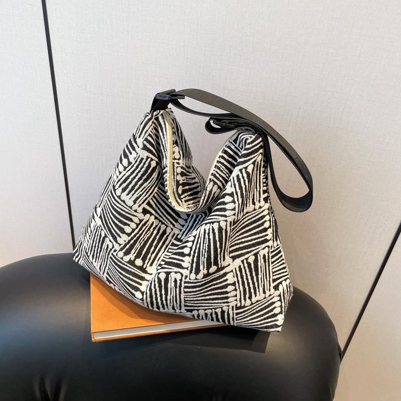 

Stylish And Spacious Korean-inspired Shoulder Tote Bag For Women In Black Brown Blue Green