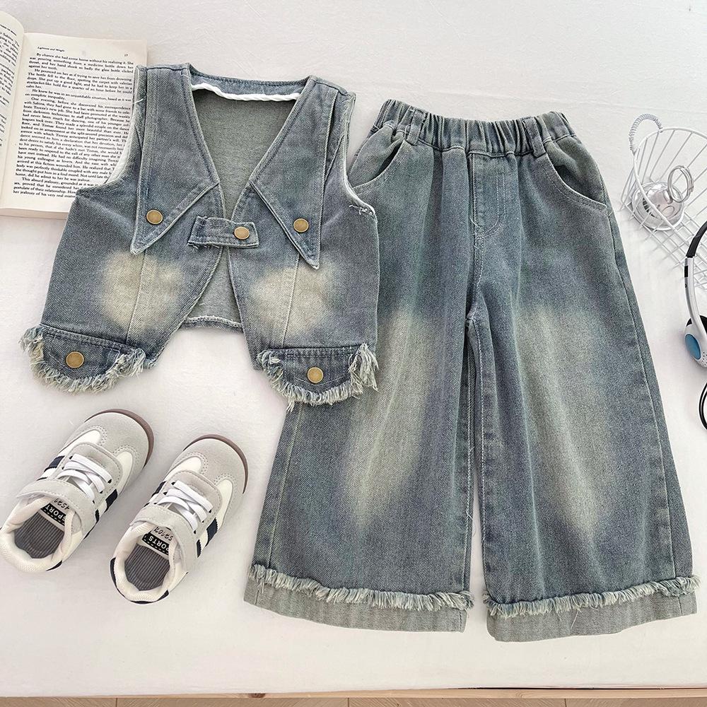 Stylová dívčí džínová vesta a set širokých kalhot s třásněmi a košilí - Kolekce Podzim 2025