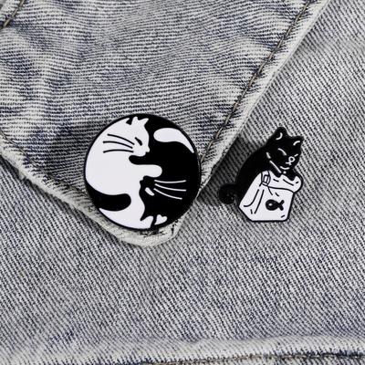 Funny Black And White Colors Yinyang Taiji Cats Enamel Brooches Creative Black Kitten Hold Fish Food Lapel Pins