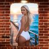 Blonde Frau im weißen Badeanzug am Sonnenuntergangs-Strandpier Hochauflösende Zinnmalerei Vintage Metallschild Wandkunst Dekor