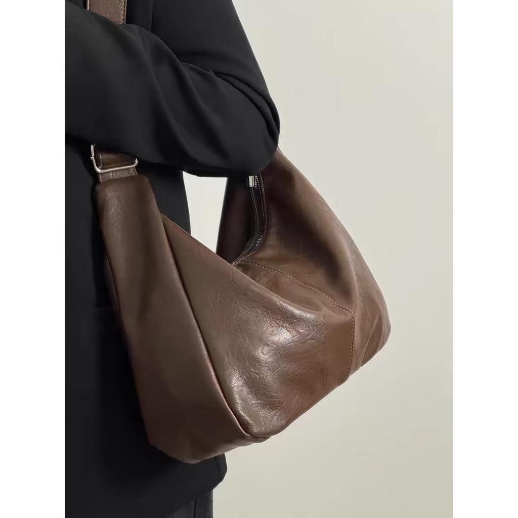 Versatile Fashion Large Capacity Underarm Tote Bag for Commuting