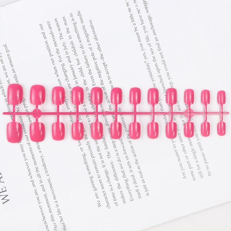 Kurzer runder Kopf Kleine Kinder Falsche Nägel Niedlicher und kleiner Nailart-Patch Ohne Versiegelungsstreifen Nagelstück Falscher Nagel Fertigprodukt