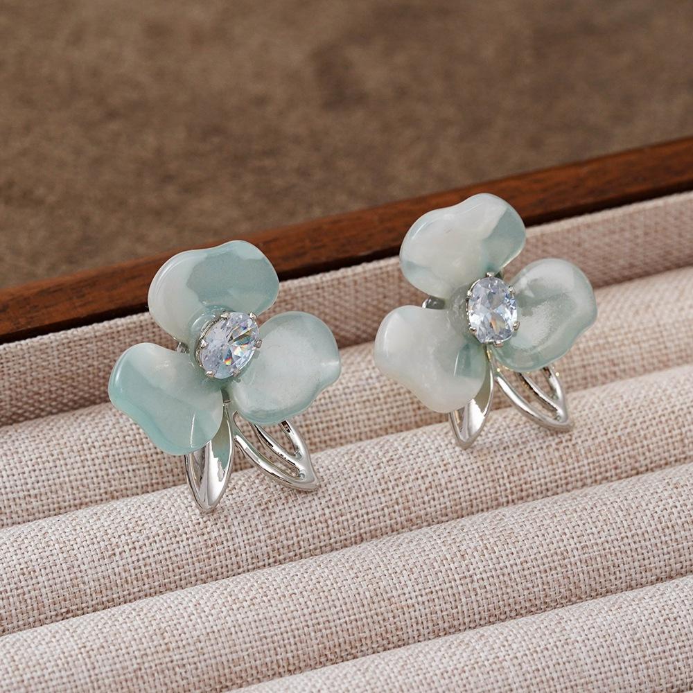 Fresh temperament gradual change clear green flower zircon earrings, niche design fashion versatile earrings 925 silver needle светло-зеленый