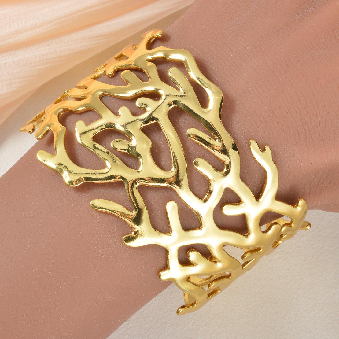 2026 Fashion Wide Bracelet C-shaped Hollow Pattern Branch Coral Opening Bracelet Female Personality Exaggerated Bracelet Resizable золотой