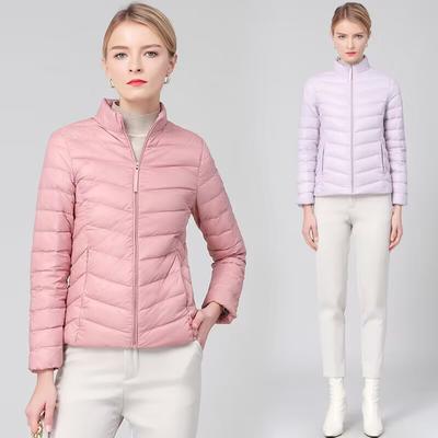 Leichte weiße Entendaunen-Winter-Damenjacke im kurzen Stil, neue einfarbige Daunenjacke, schmale Passform und schmaler Stehkragen, leichte Jacke im Trend