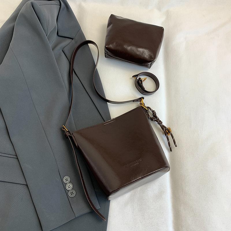 2025 winter new high-value retro niche design underarm women's bag temperament simple fashion shoulder bucket bag