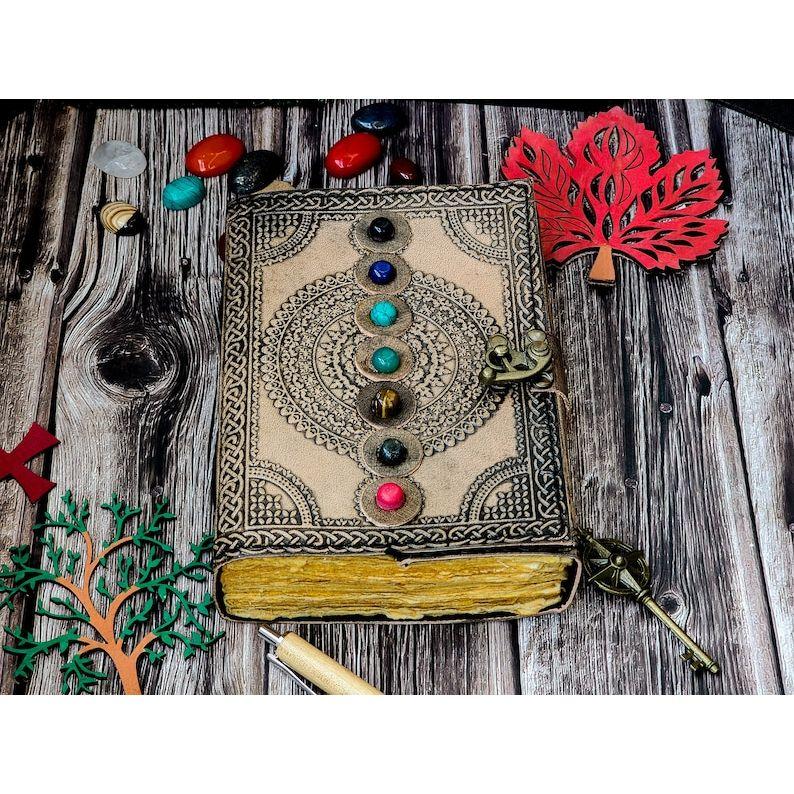 Leeres Zauberbuch der Schatten Journal mit Verschluss Handmade Leder Sieben-Stein-Tagebuch geprägt Sieben-Chakra-Gebet Paganisches Buch
