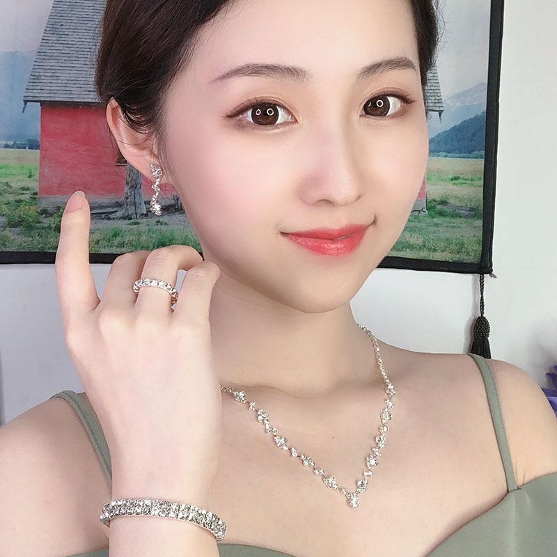 Elegant Bridal Necklace and Earring Set: Fashionable and Versatile Jewelry