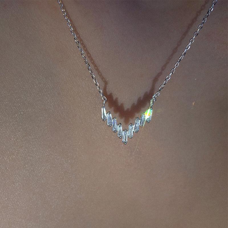 Geometric Personality Clavicle Neck Chain Early Spring Tide Bouncing Kusa V-Shaped Design Sense Necklace Women'S
