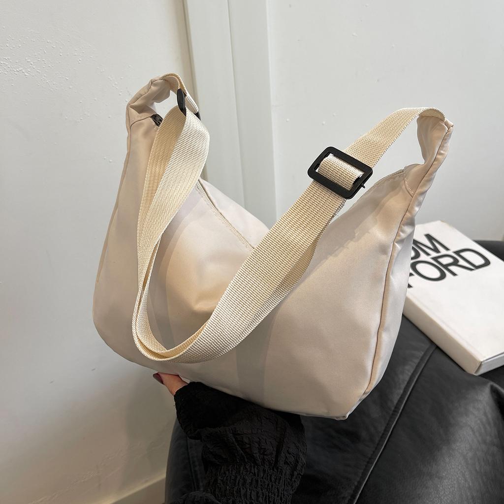 Nylon cloth bag casual versatile women's new class large capacity lightweight shoulder messenger bag