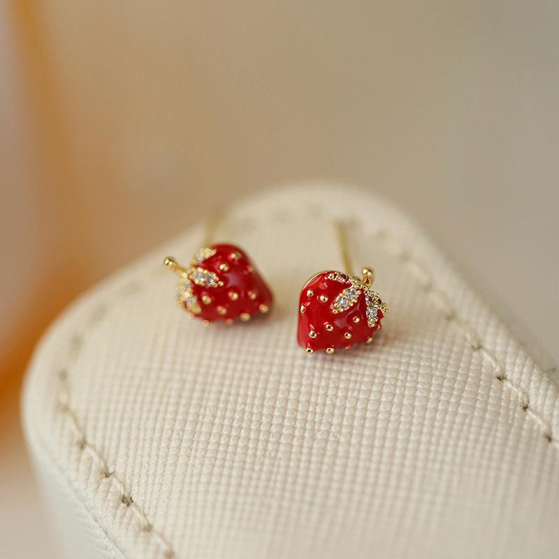Red Mini Strawberry Earrings for Women New 2024 Explosive Delicate Small High-grade Minority Stud Earring Dainty Zircon Gift
