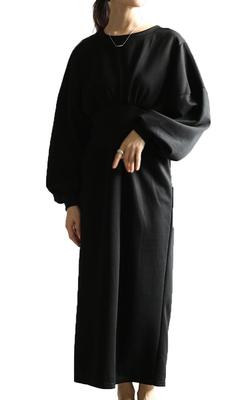 La Krásna silueta so šatami s rebrovaným pásom, ktoré vynikajú svojimi módnymi šatami v čiernej alebo tmavej jesennej roztomilý a voľný [sawa á mode] tvar.