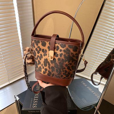 This Year's Popular Fashion Bags Women's Autumn and Winter 2025 New Niche Design Messenger Bags Casual Portable Bucket Bags