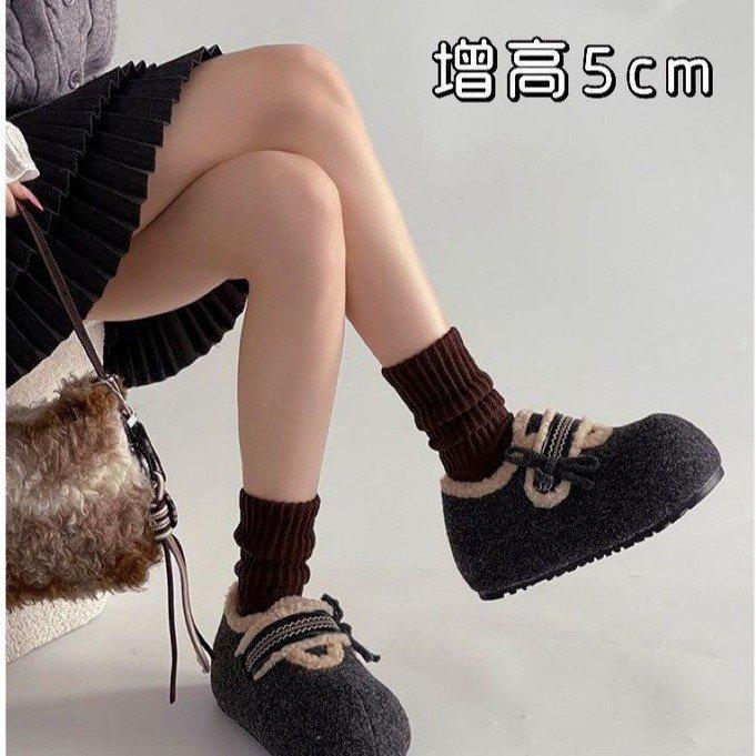 Birkenstocks med tjock sula och inbyggd höjdökning, bomullsskor med fleece för att hålla värmen, och fluffiga Mary Jane-skor på utsidan.