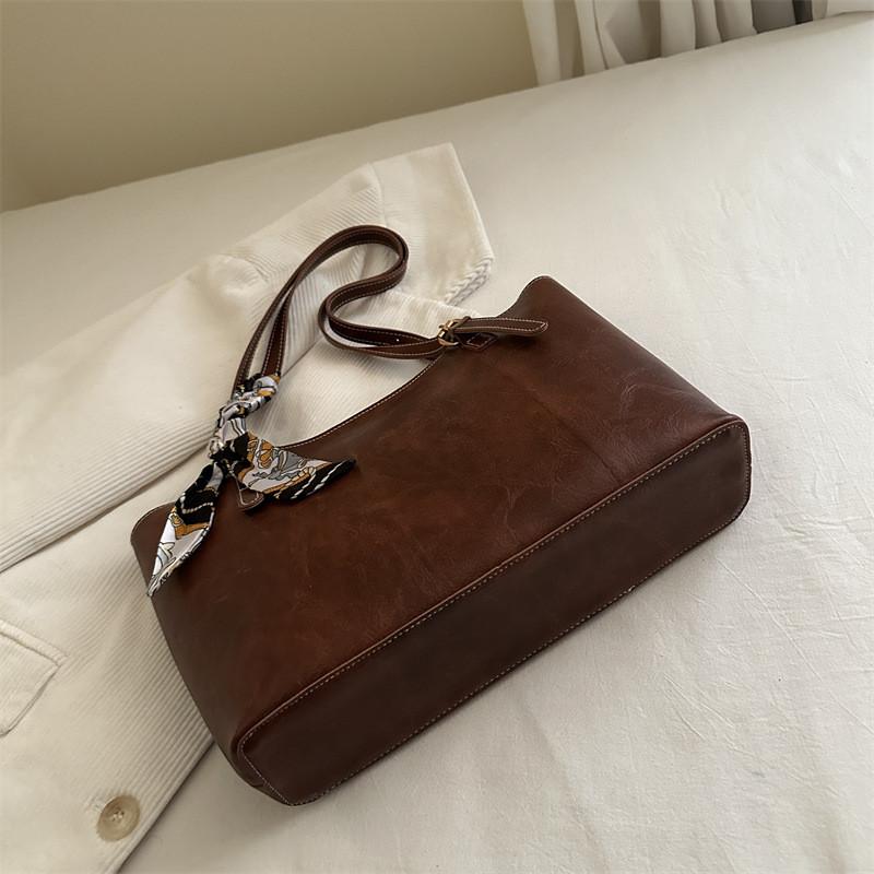 Vintage Style Handheld Shoulder Bag With Zipper Closure For Commuting