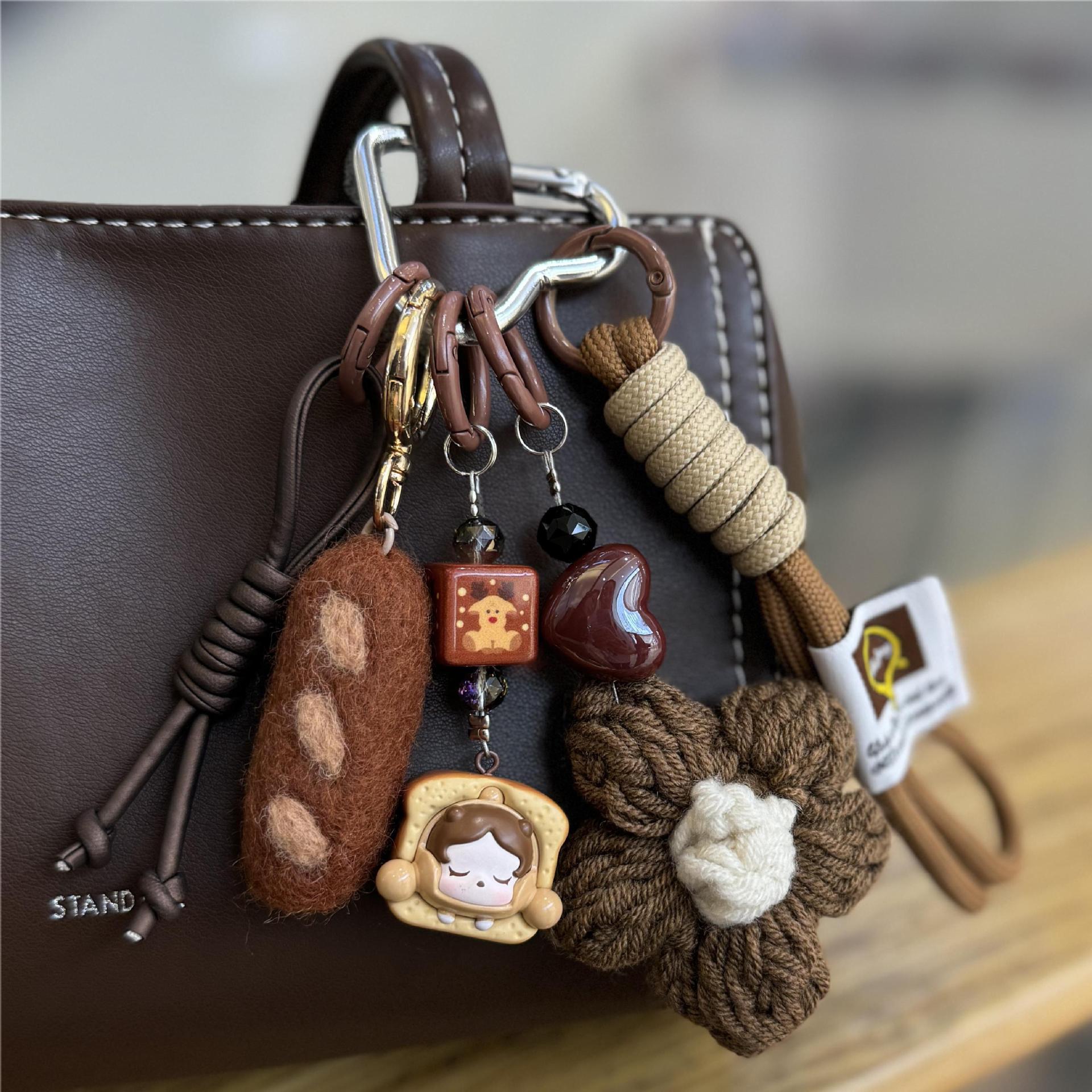 

Плюшевий брелок для сумки серії Miu: Милий ляльковий кулон та високоцінний брелок-аксесуар