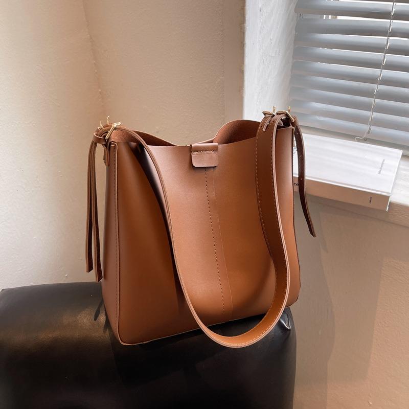 Retro women's bag, high-quality texture, large-capacity bucket bag, one shoulder oblique span bag, underarm child and mother bag.