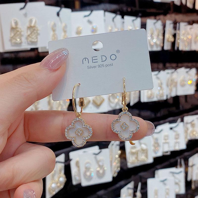 

Срібні сережки S925 з чотирма квітками та стразами для жінок - стильні, елегантні та модні