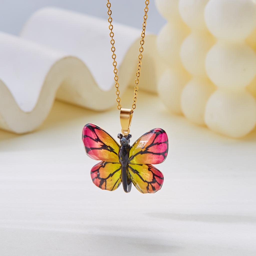 Enkelt halsband med fjäril i harts för kvinnor, gradientfärgat insektsanhänge, nyckelbenskedja, utsökta festaccessoarer