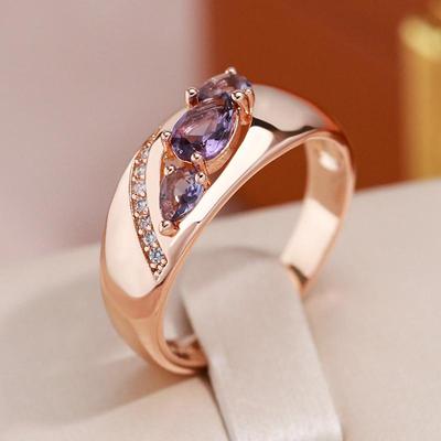 Glatte Goldfarbe Damenringe passend zu geometrischem Lila Zirkon Hohlschmuck Vintage Zubehör
