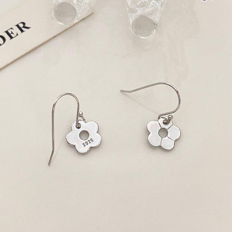 

Маленькие серьги-крючки в виде цветка, свежий темперамент, милые девчачьи серьги