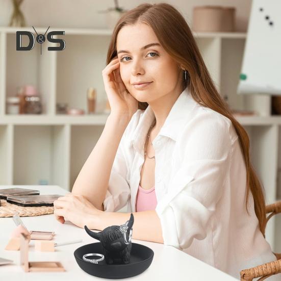 Highland Cow Ring Holder Mini Highland Cow Ring Dish Plastic Cattle Statue Jewelry Stand for Wedding Anniversary Bridal Engagement Gift