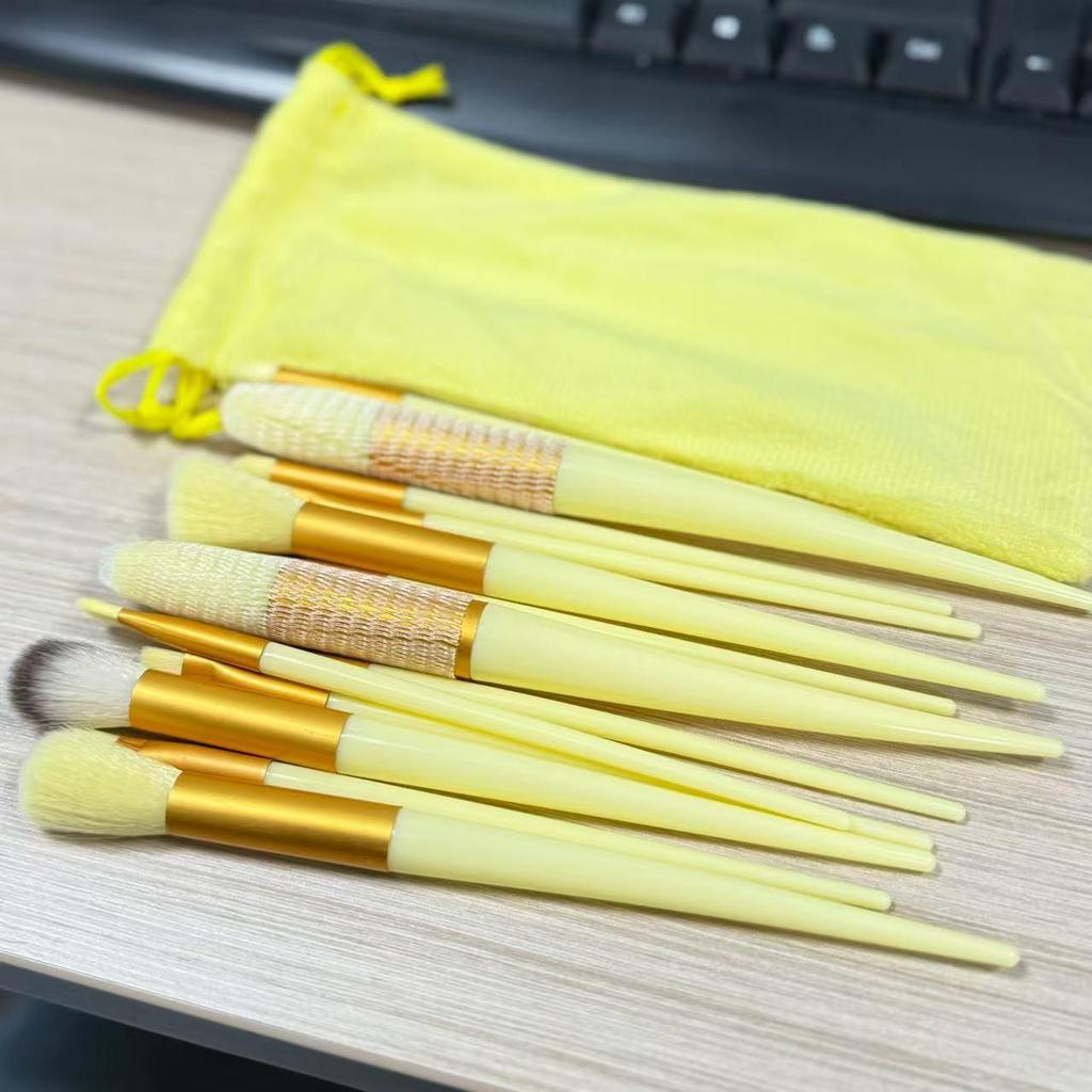 13-Piece Four-Season Green Makeup Brush Set: Soft Eyeshadow, Loose Powder, Blush, Concealer & Portable Brushes.