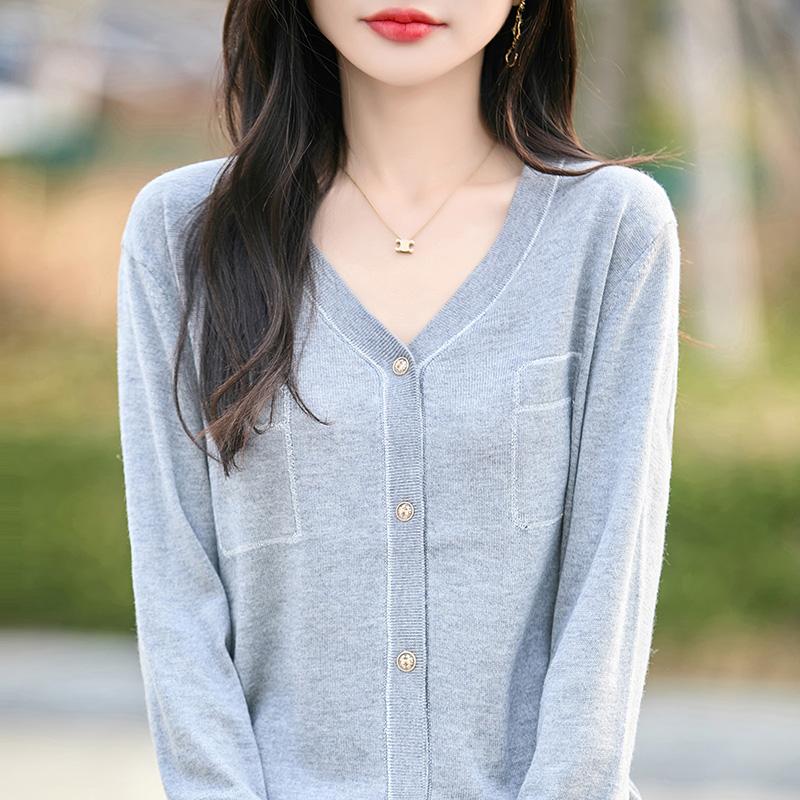 Damekardigan i lett 50% ull 50% morbærsilke - Allsidig strikkeplagg for alle årstider for komfort og stil hele året