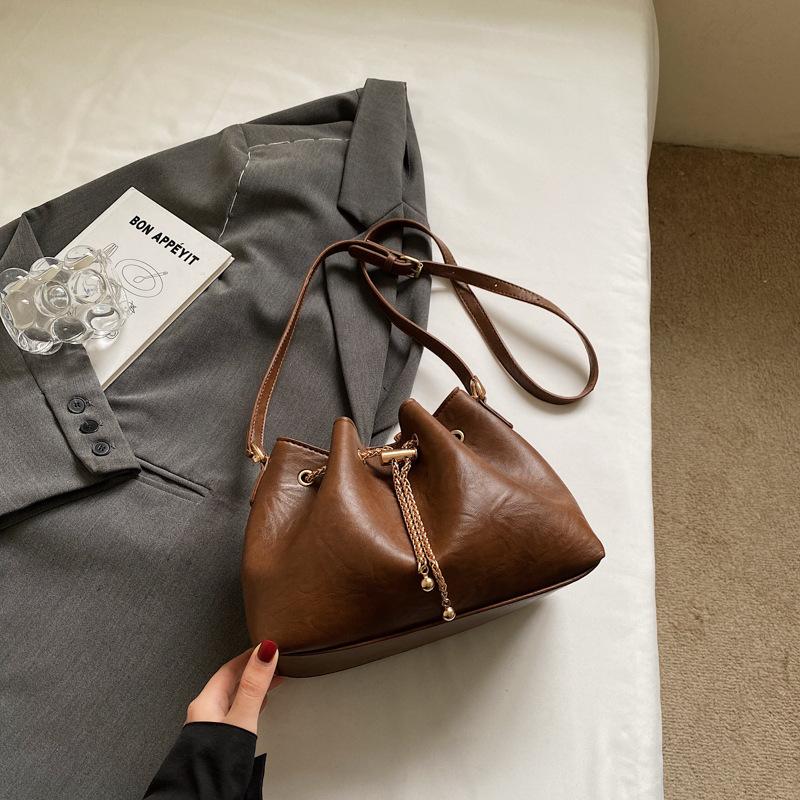 

Высокоценная нишевая сумка-ведро на цепочке с помповым ремнем в иностранном стиле, женская, новая коллекция осень 2025, ретро, в иностранном стиле, на плечо, через плечо