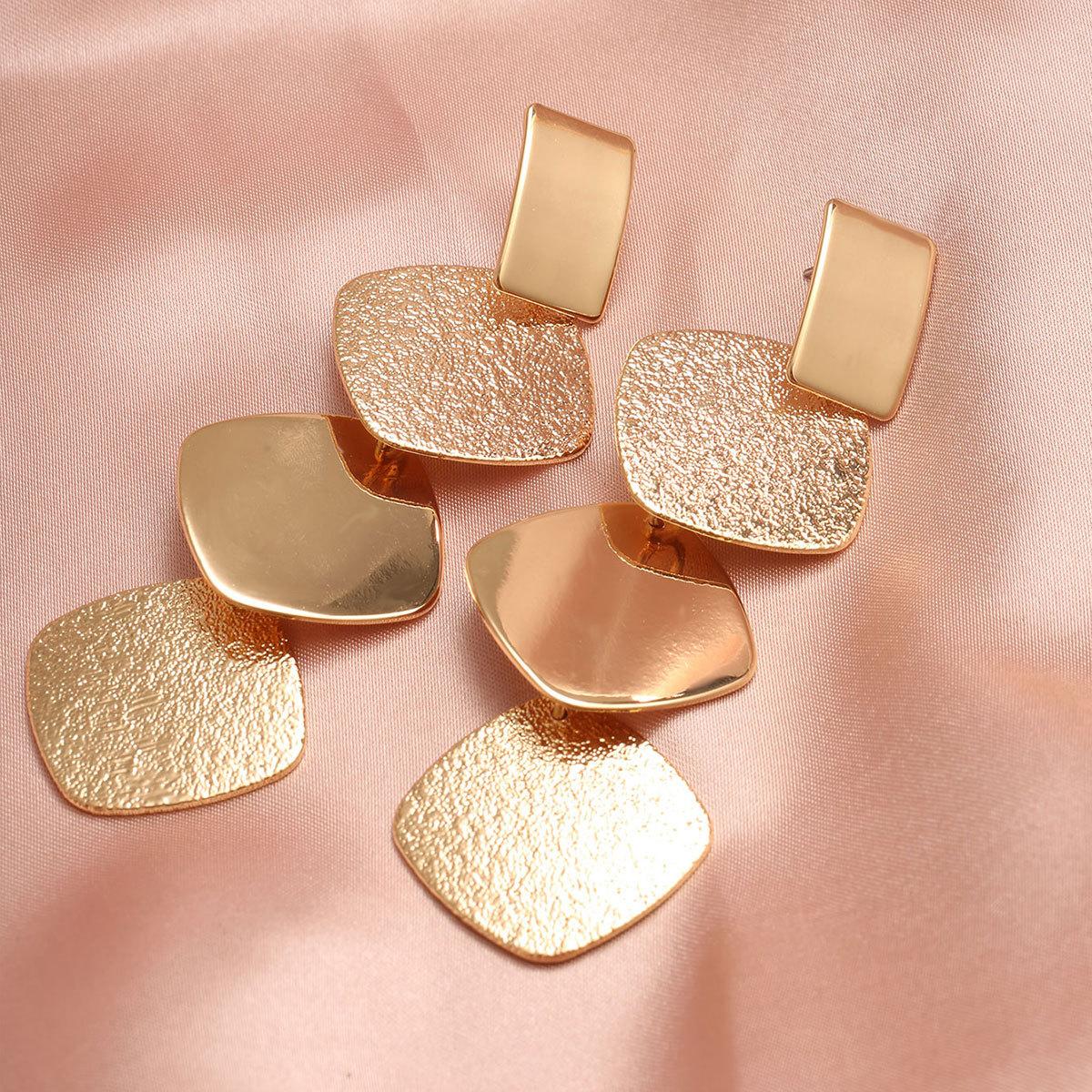 

Пара модных и элегантных женских серег золотой