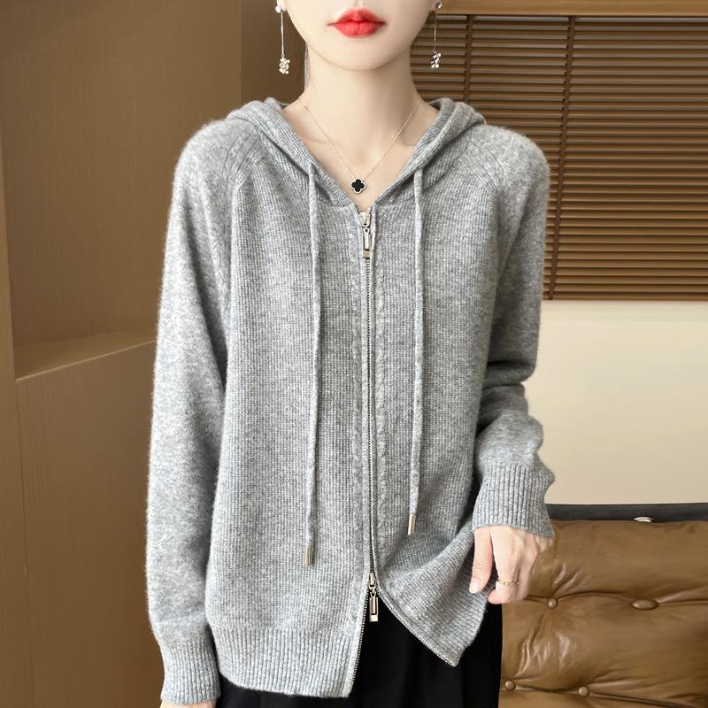 Dámský vlněný svetr podzim 2025 - Jednobarevný, na zip, s kapucí, přiléhavý pletený oděv.
