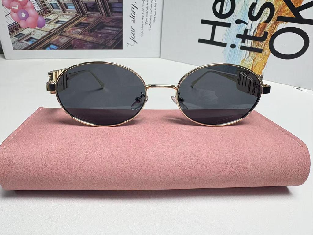 2025 Stylish Oval Frame Sunglasses with Inlaid Diamonds - European & American Fashion Small Frame