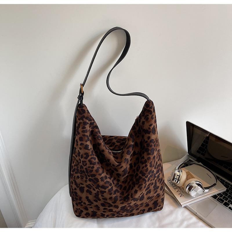 

Leopard print bag women s large-capacity new autumn and winter casual matte shoulder messenger bag commuter tote bag темно-коричневого