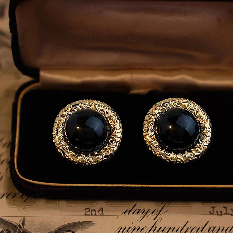 

2026 Vintage Relief Black Stone Stud Earrings for Women Chic Retro Round Earings Minimalist Elegent Classic Jewelry Daily Wear