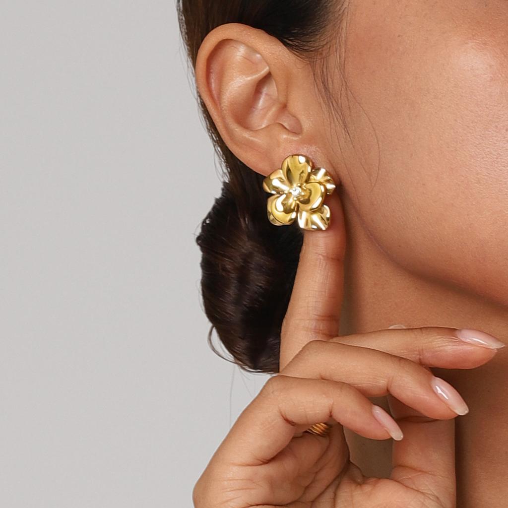 French niche design sense metal flower earrings fashion temperament elegant 18k gold five-petal flower titanium steel earrings